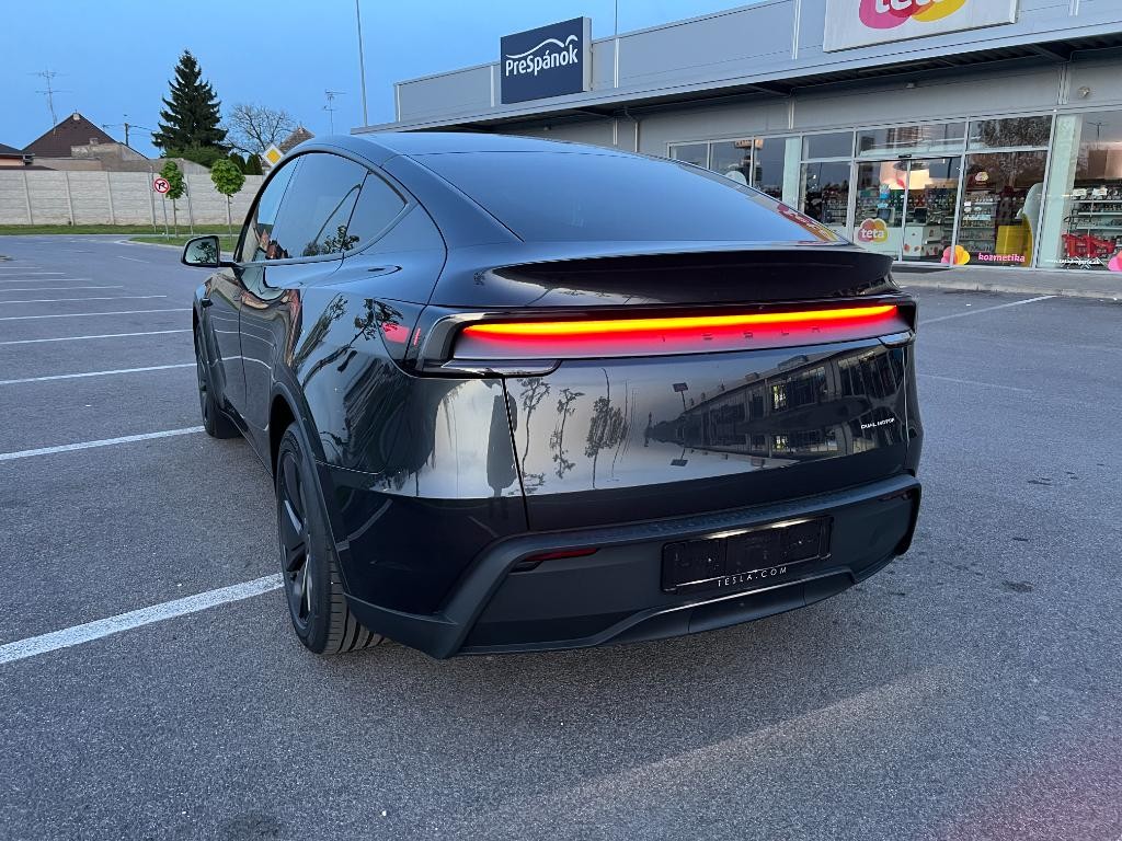Tesla Model Y Long Range All-Wheel Drive