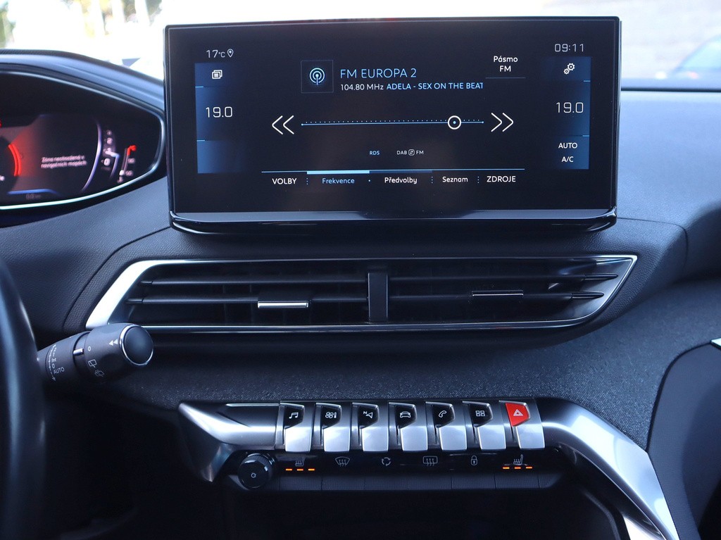 Peugeot 3008 Allure 1.2 PureTech sr auto , suv , usporny motor