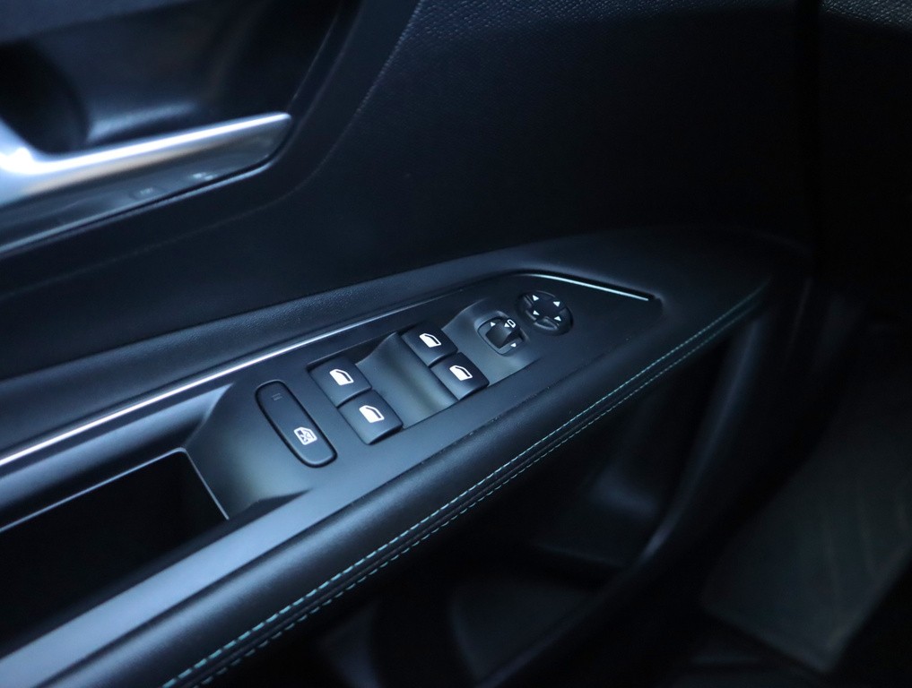 Peugeot 3008 Allure 1.2 PureTech sr auto , suv , usporny motor