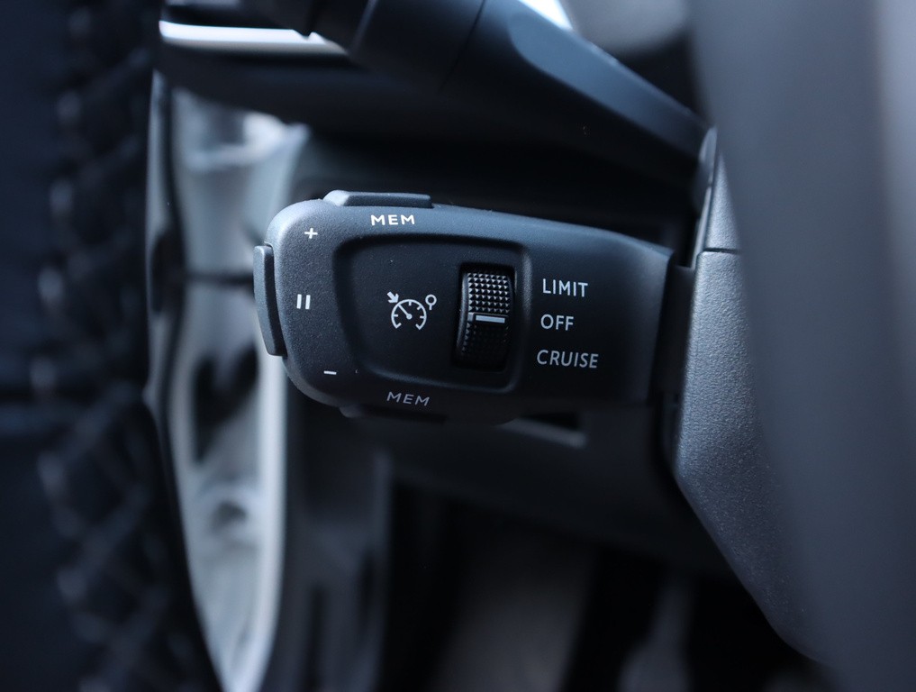 Peugeot 3008 Allure 1.2 PureTech sr auto , suv , usporny motor