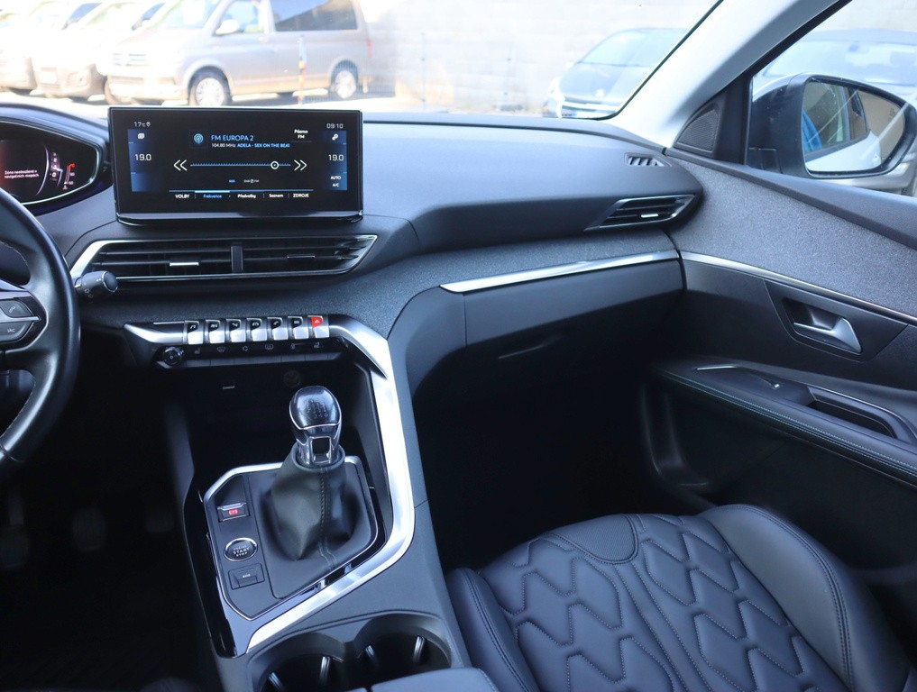 Peugeot 3008 Allure 1.2 PureTech sr auto , suv , usporny motor