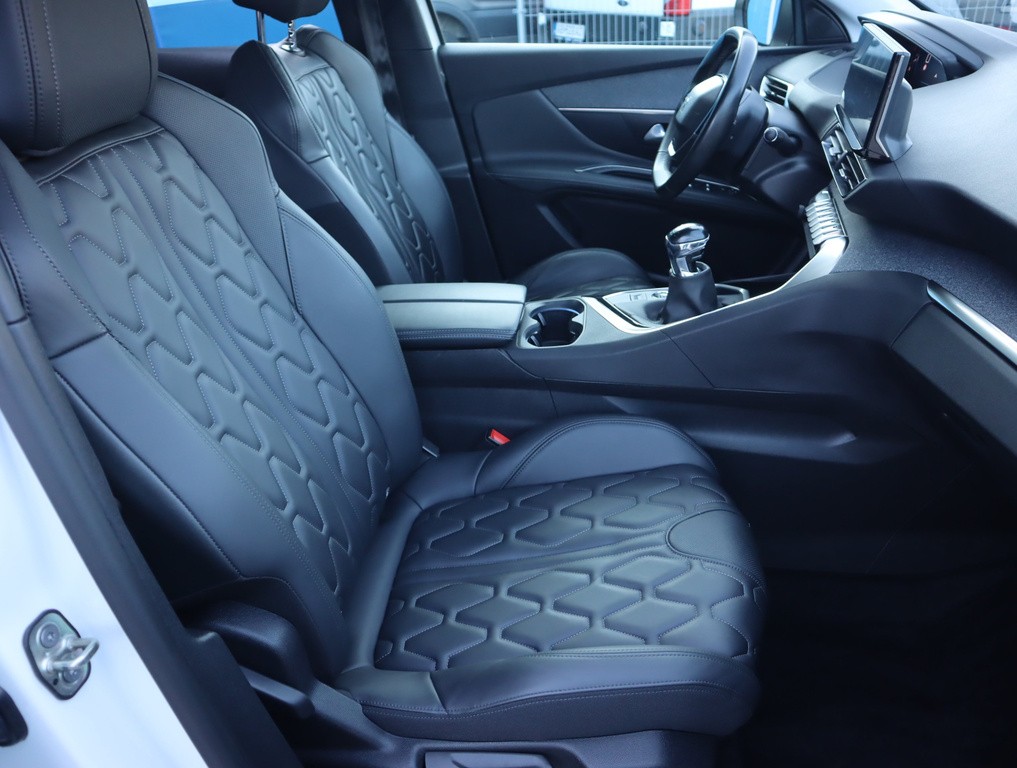 Peugeot 3008 Allure 1.2 PureTech sr auto , suv , usporny motor