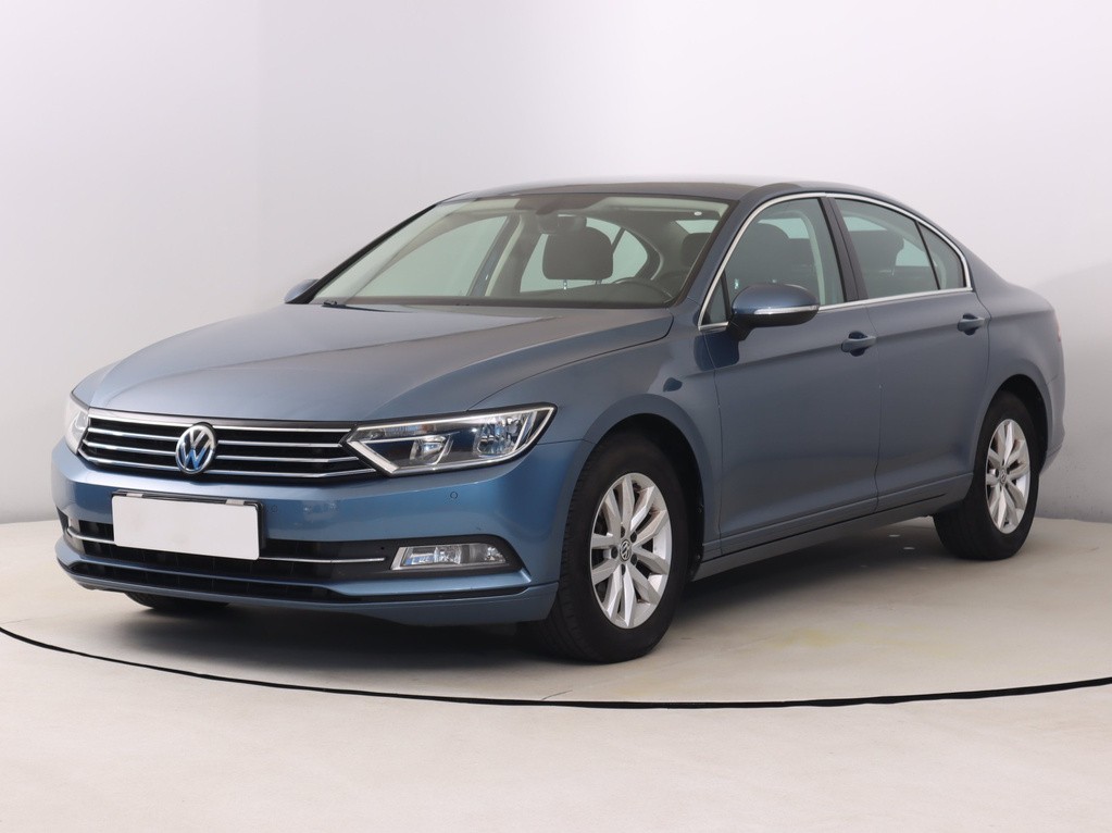 VW Passat Comfortline 2.0 TDI Tempomat, Park. senzory, Vyhř. sedaček