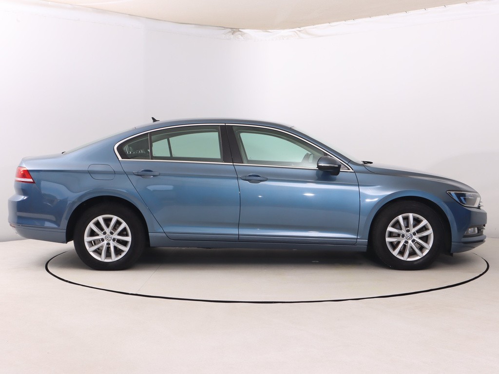 VW Passat Comfortline 2.0 TDI Tempomat, Park. senzory, Vyhř. sedaček