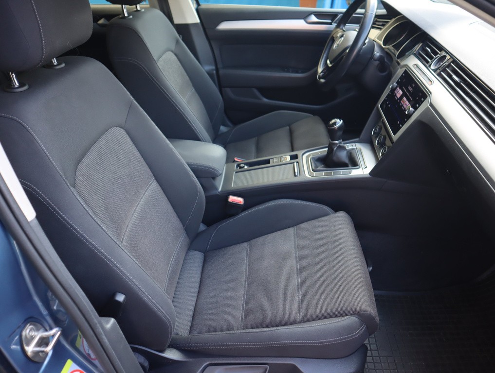 VW Passat Comfortline 2.0 TDI Tempomat, Park. senzory, Vyhř. sedaček