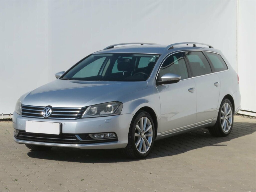 VW Passat Comfortline 2.0 TDI Automat, Koža, Navigácia, Xenóny