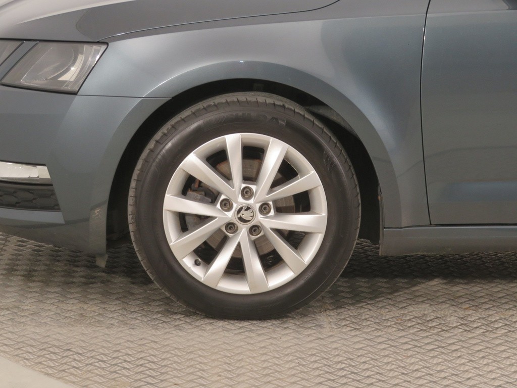Skoda Octavia Ambition 1.6 TDI Automat, Navigácia, Tempomat