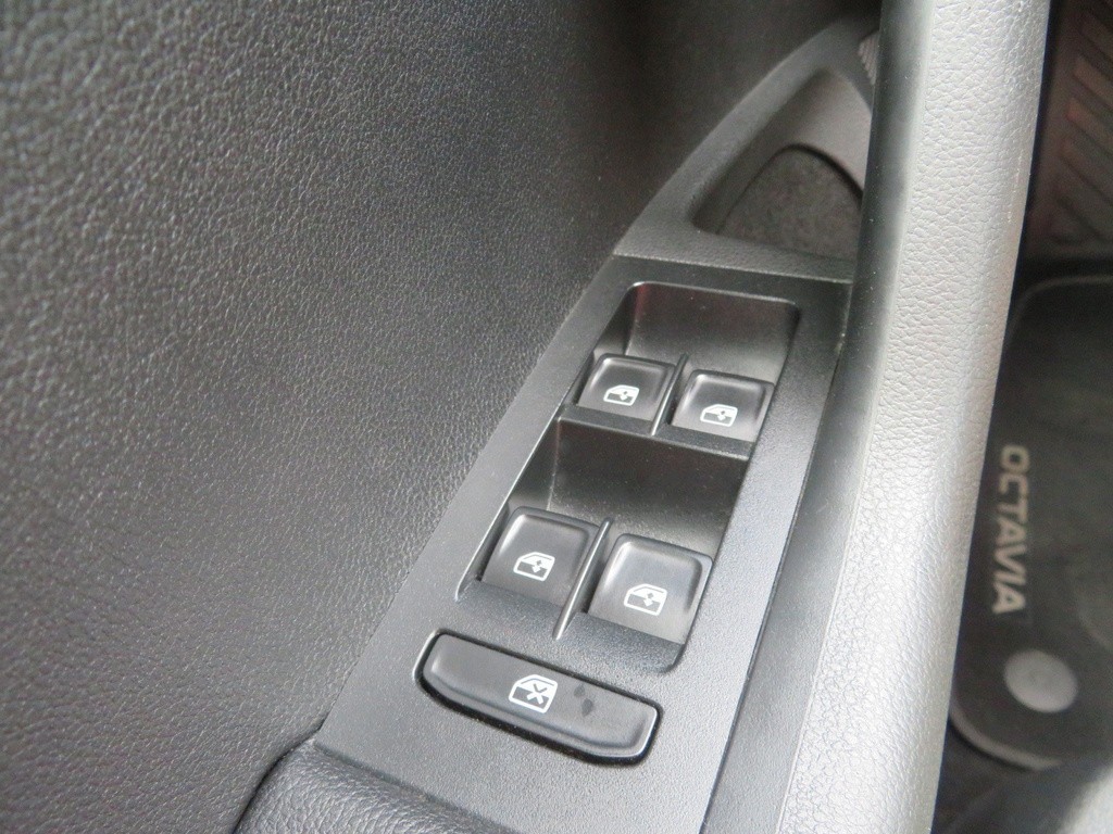 Skoda Octavia Ambition 1.6 TDI Automat, Navigácia, Tempomat