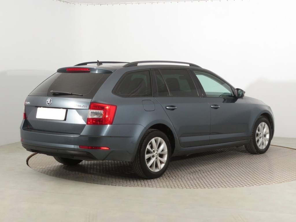Skoda Octavia Ambition 1.6 TDI Automat, Navigácia, Tempomat