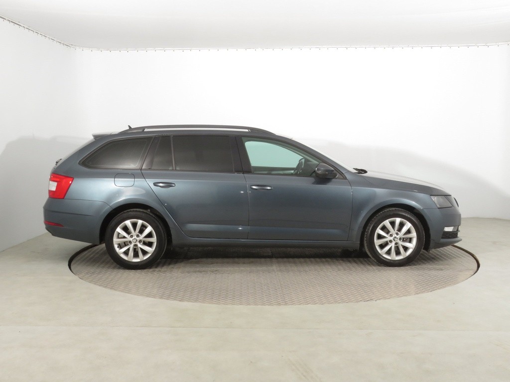 Skoda Octavia Ambition 1.6 TDI Automat, Navigácia, Tempomat