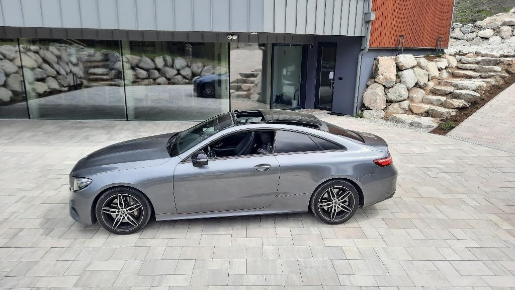 Mercedes E trieda Coupé 400 4matic . 9g. AMG Line. Panor. LED