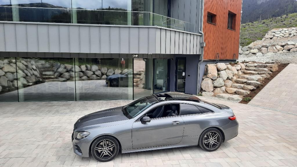 Mercedes E trieda Coupé 400 4matic . 9g. AMG Line. Panor. LED