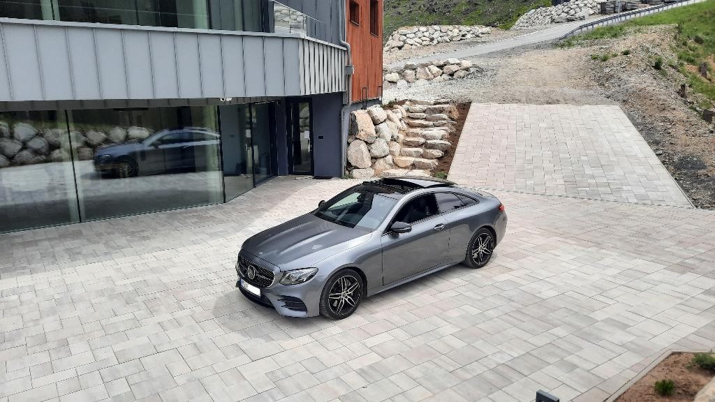 Mercedes E trieda Coupé 400 4matic . 9g. AMG Line. Panor. LED