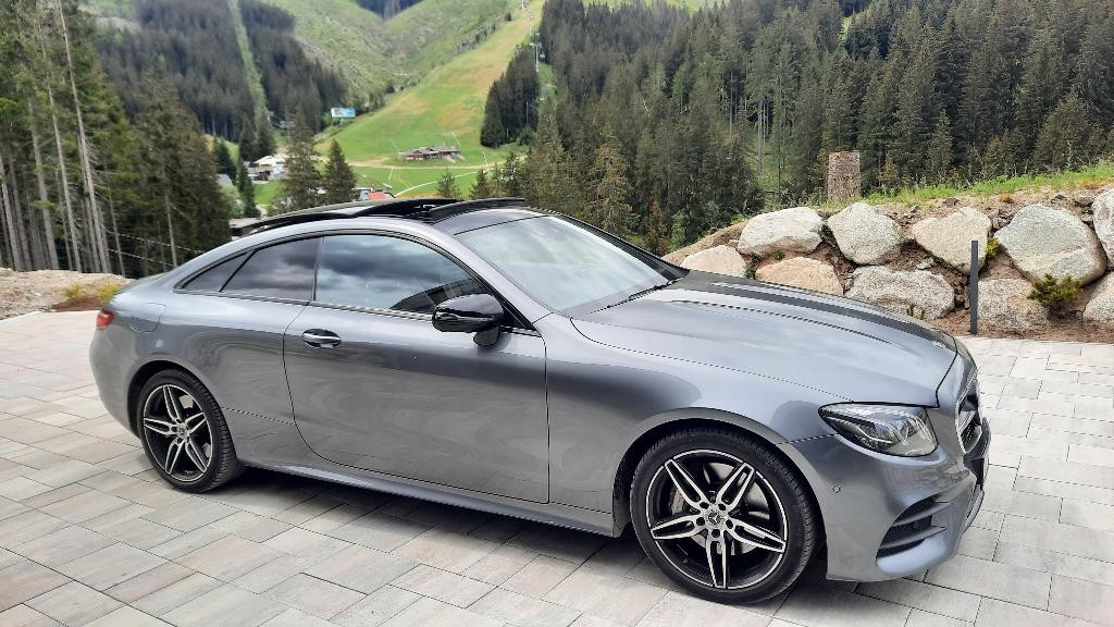 Mercedes E trieda Coupé 400 4matic . 9g. AMG Line. Panor. LED
