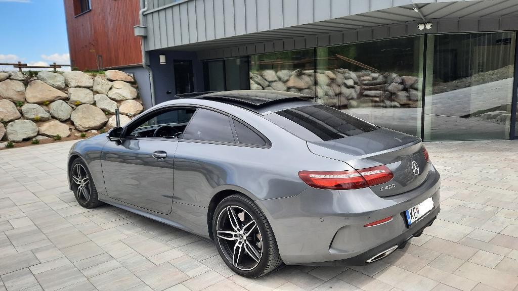 Mercedes E trieda Coupé 400 4matic . 9g. AMG Line. Panor. LED