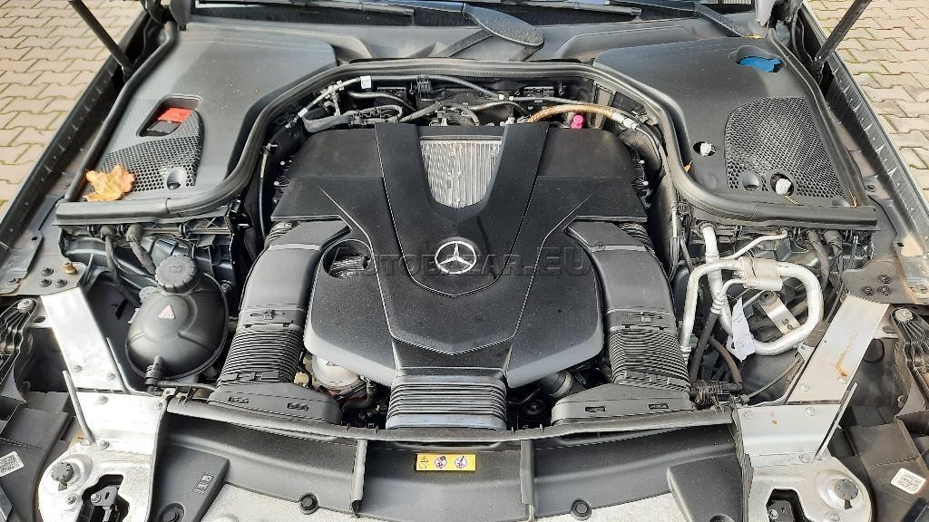 Mercedes E trieda Coupé 400 4matic . 9g. AMG Line. Panor. LED