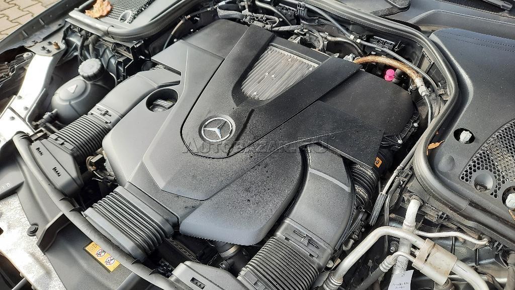 Mercedes E trieda Coupé 400 4matic . 9g. AMG Line. Panor. LED