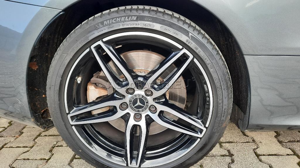 Mercedes E trieda Coupé 400 4matic . 9g. AMG Line. Panor. LED