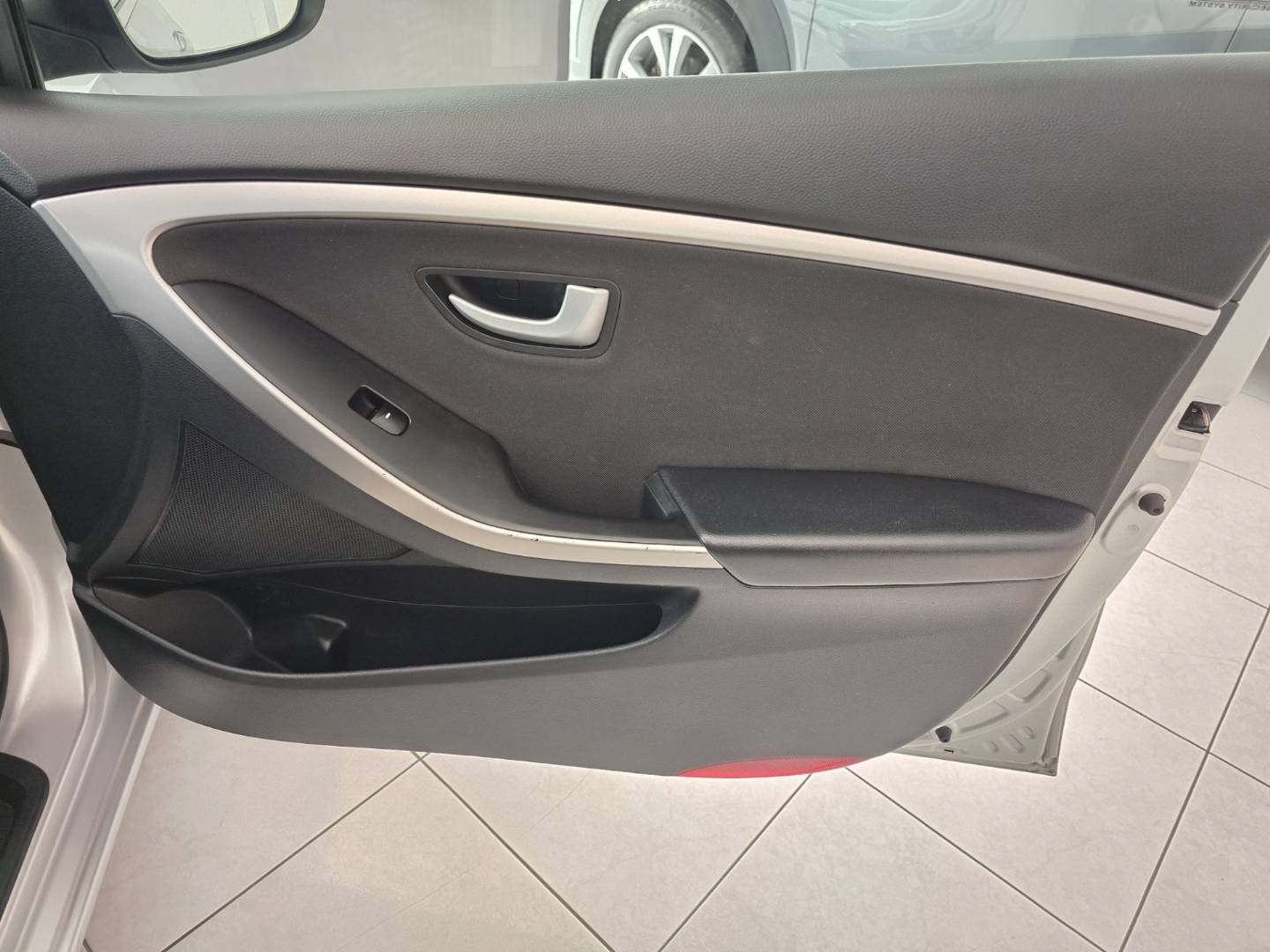 Hyundai i30 1.6i MPI DOHC CVVT YES!