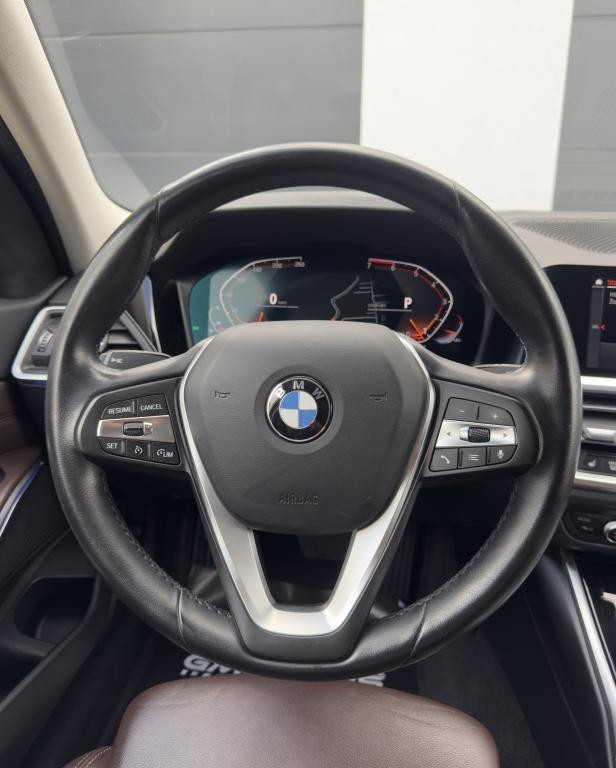 BMW rad 3 320i Sport Line A/T