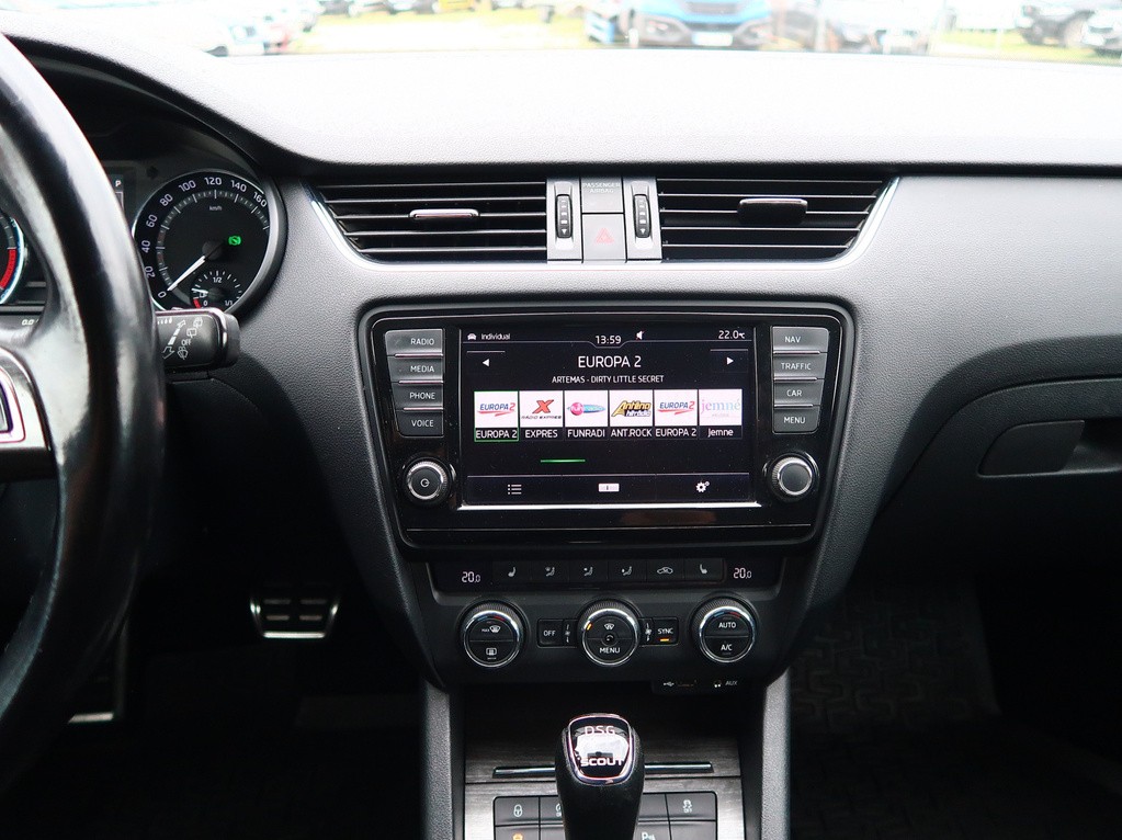 Skoda Octavia Combi . Scout 2.0 TDI Automat, Serv.kniha, Navigácia, Xenóny