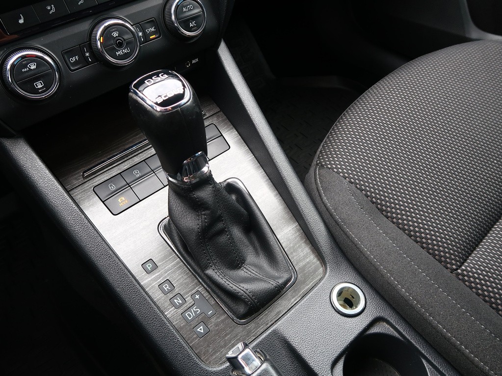 Skoda Octavia Combi . Scout 2.0 TDI Automat, Serv.kniha, Navigácia, Xenóny