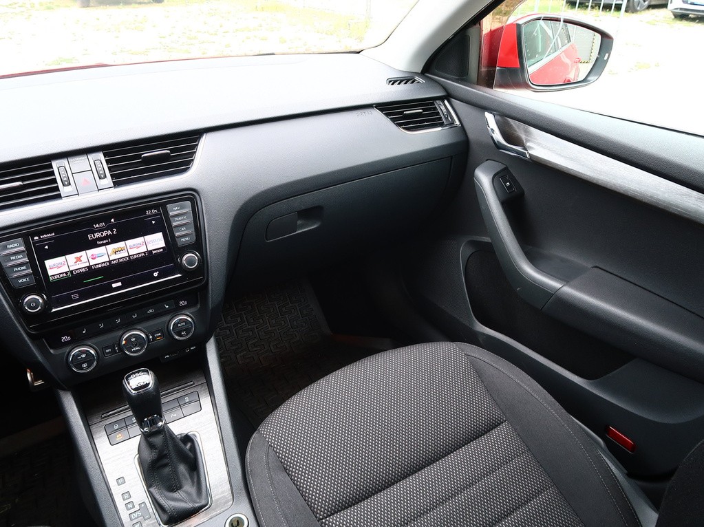 Skoda Octavia Combi . Scout 2.0 TDI Automat, Serv.kniha, Navigácia, Xenóny
