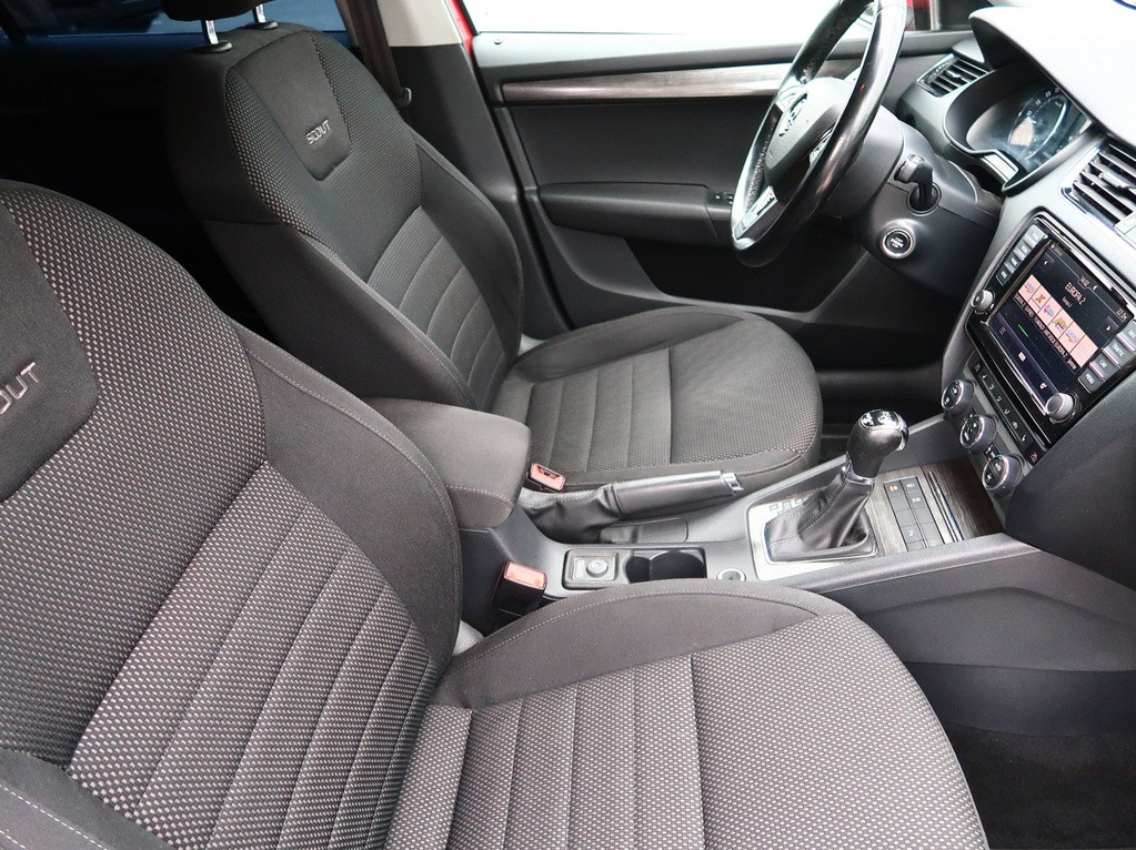 Skoda Octavia Combi . Scout 2.0 TDI Automat, Serv.kniha, Navigácia, Xenóny