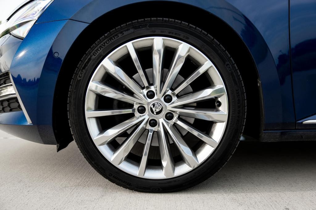 Škoda Superb 2.0 TDI SCR L&K 4x4 DSG sedan