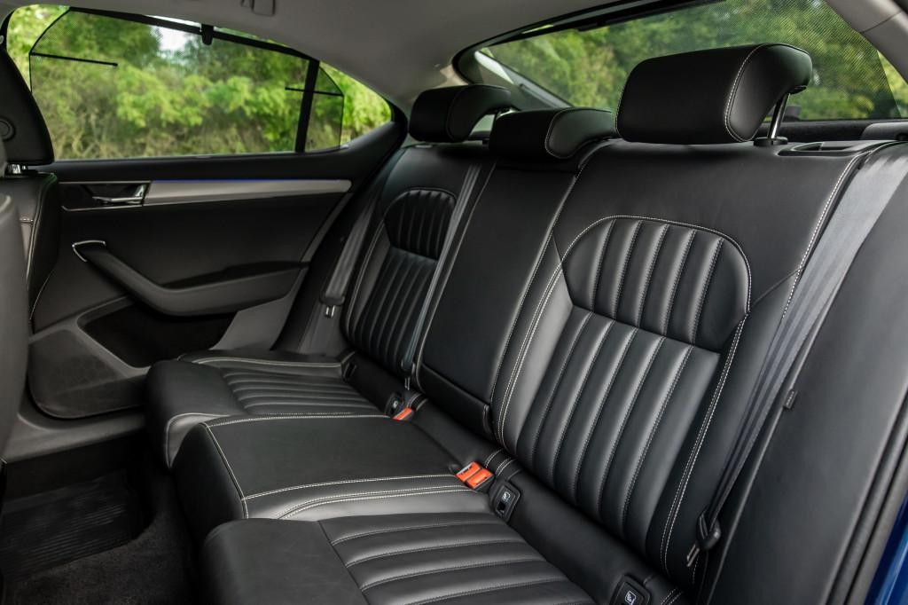 Škoda Superb 2.0 TDI SCR L&K 4x4 DSG sedan