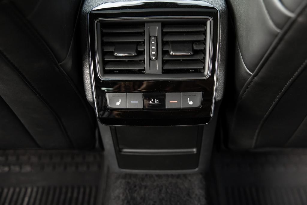 Škoda Superb 2.0 TDI SCR L&K 4x4 DSG sedan