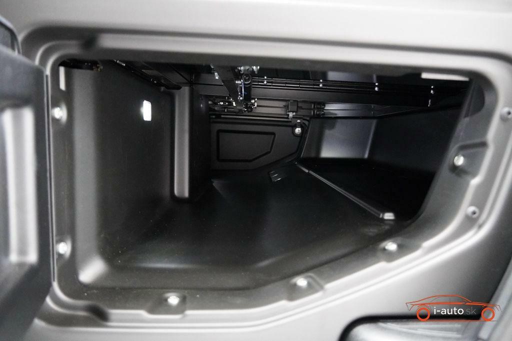 Land Rover Defender 110 Hard Top X-Dynamic SE