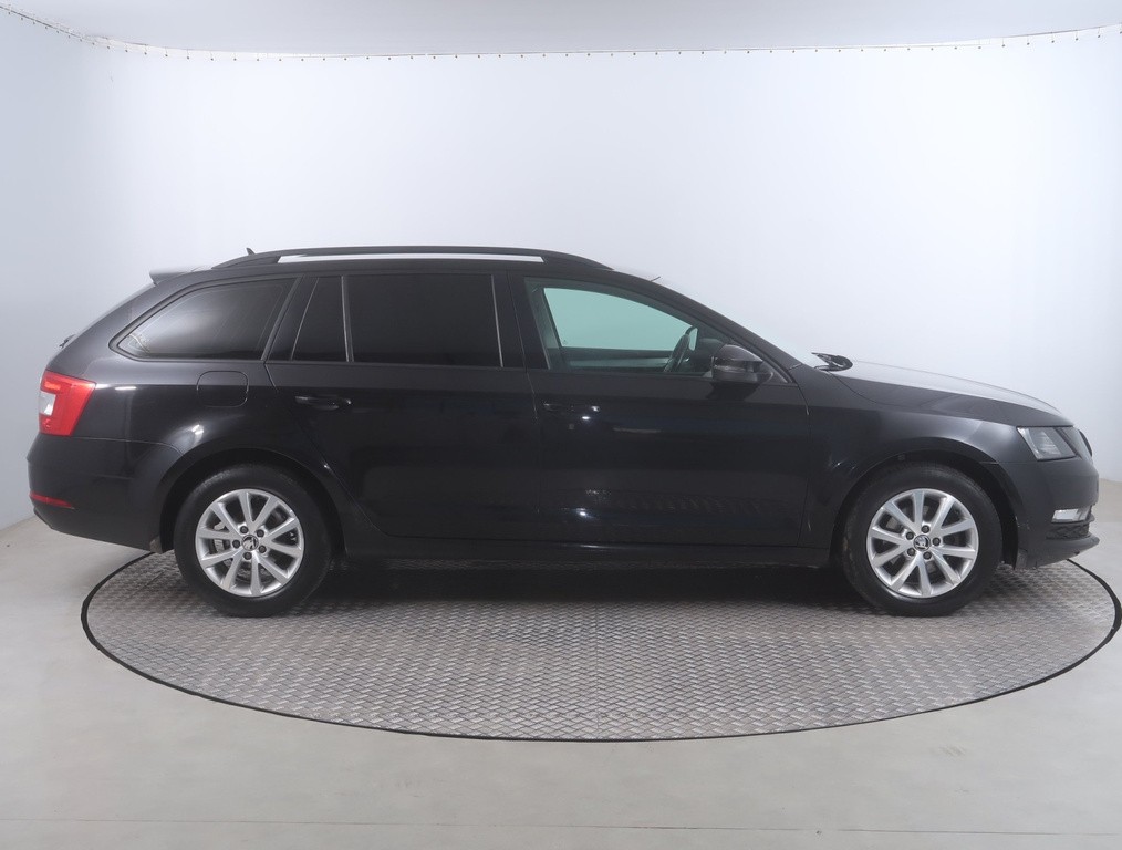 Skoda Octavia Active 2.0 TDI Automat, Navigácia, Tempomat