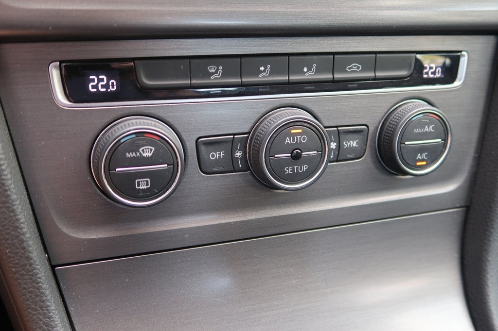 VW Golf 1.6 TDI Serv.kniha, Tempomat, Park. senzory