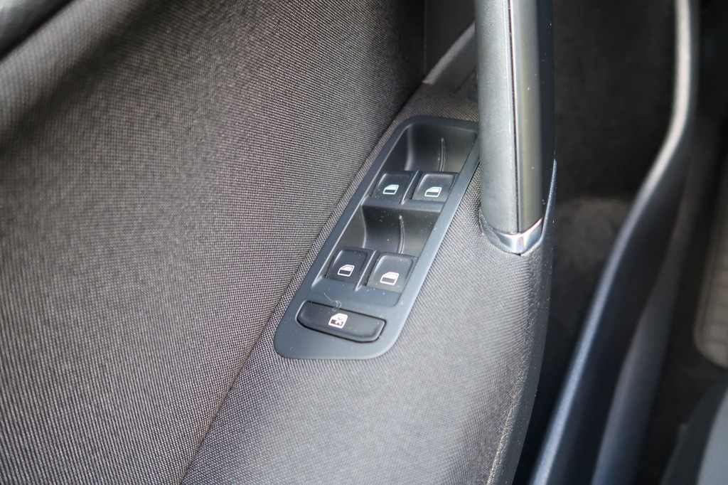 VW Golf 1.6 TDI Serv.kniha, Tempomat, Park. senzory