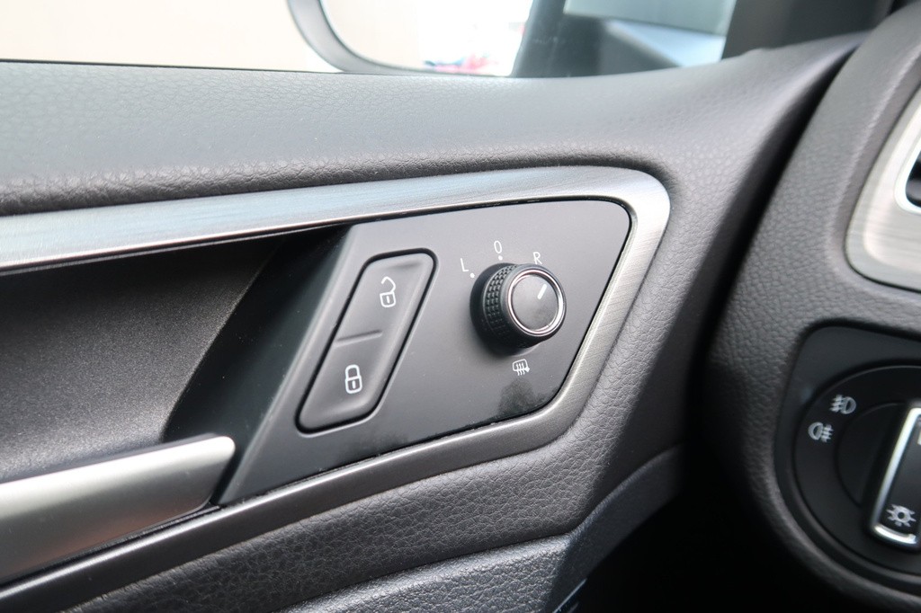 VW Golf 1.6 TDI Serv.kniha, Tempomat, Park. senzory