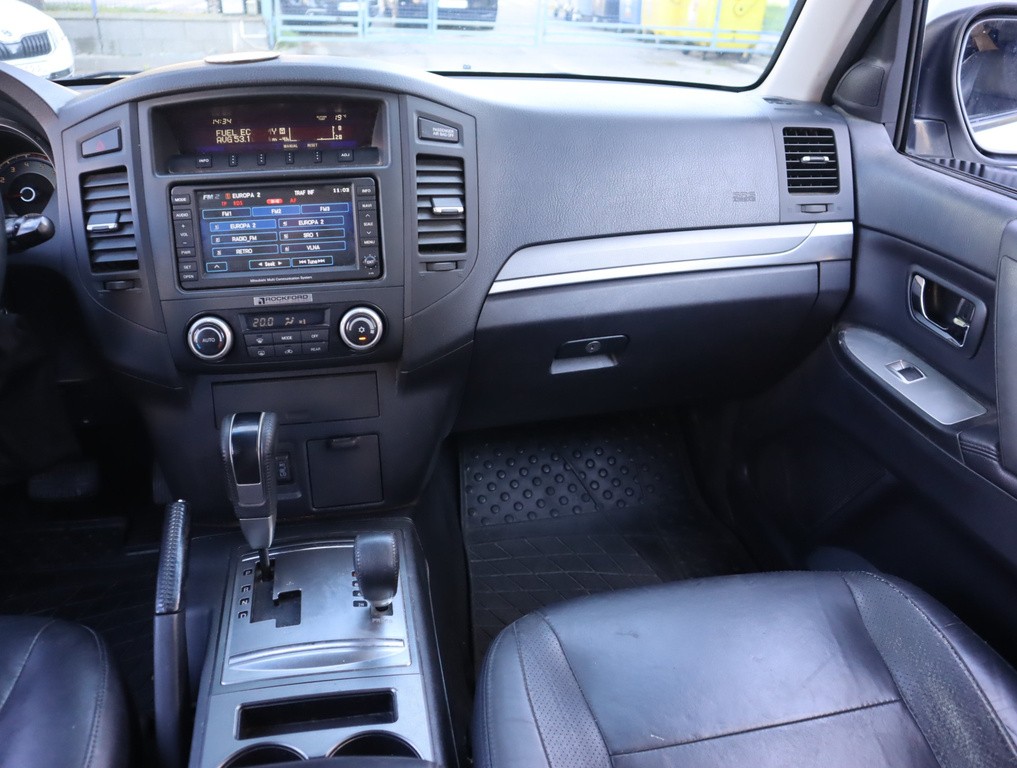 Mitsubishi Pajero 3.2 DI-D Automat, 7 Miest, Koža, Navigácia