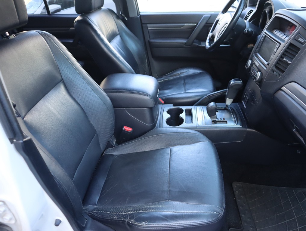 Mitsubishi Pajero 3.2 DI-D Automat, 7 Miest, Koža, Navigácia