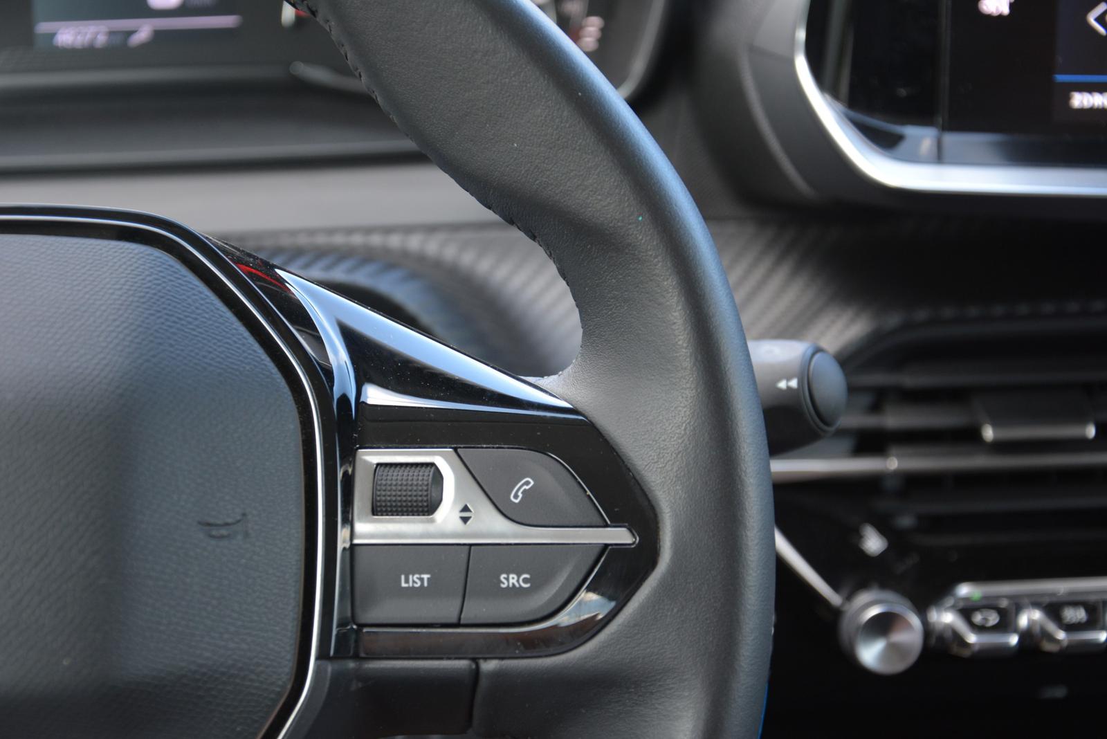 Peugeot 208 1.20 benzín, SR. voz, servisná história