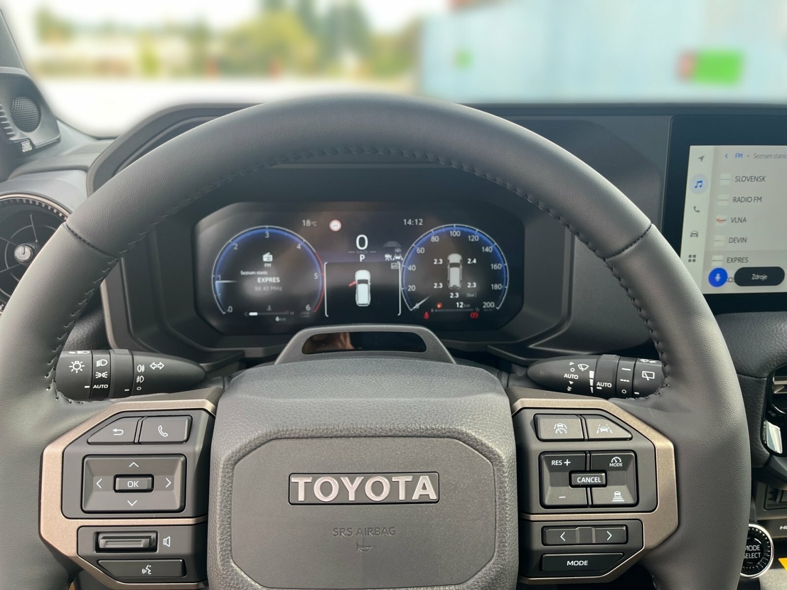 Osobné a úžitkové autá Toyota Land Cruiser 2.8L Diesel 204 - 8 AT Executive Skyview Family