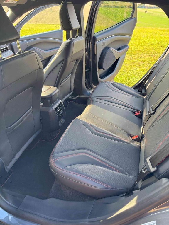 Ford Mustang Mach-E AWD 4x4 . ER 98.7 kwh . 273kw