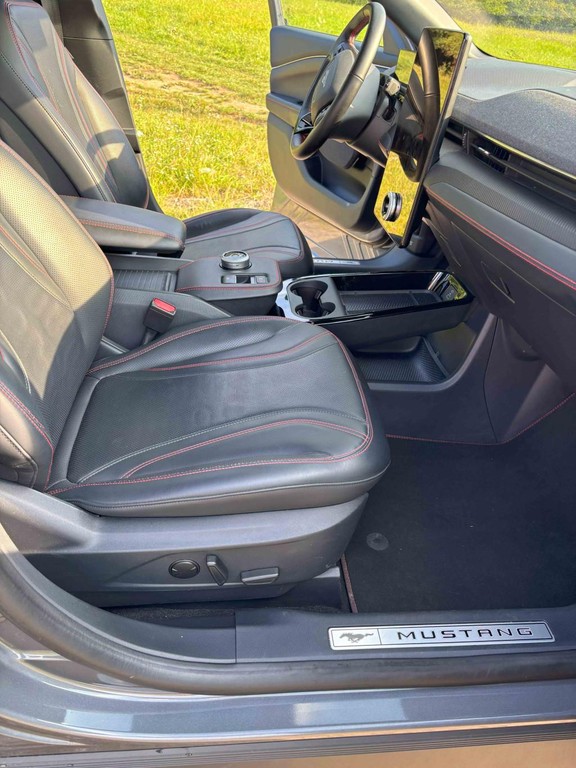 Ford Mustang Mach-E AWD 4x4 . ER 98.7 kwh . 273kw