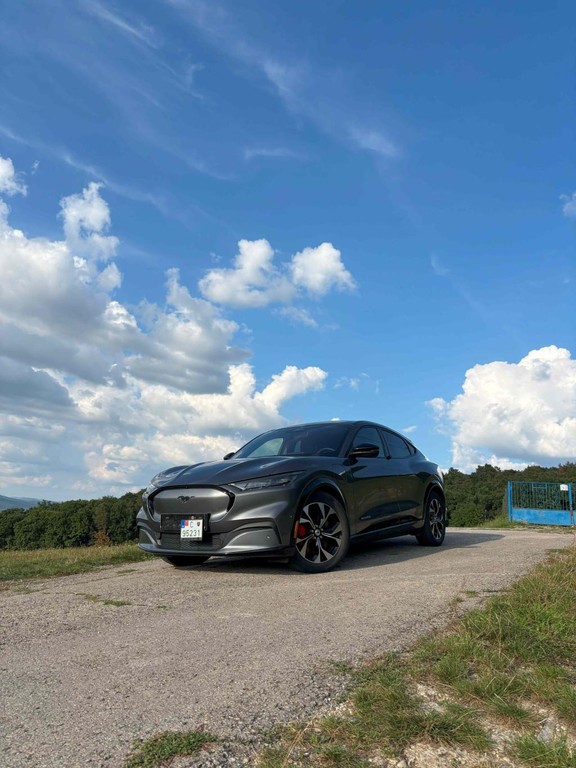 Ford Mustang Mach-E AWD 4x4 . ER 98.7 kwh . 273kw