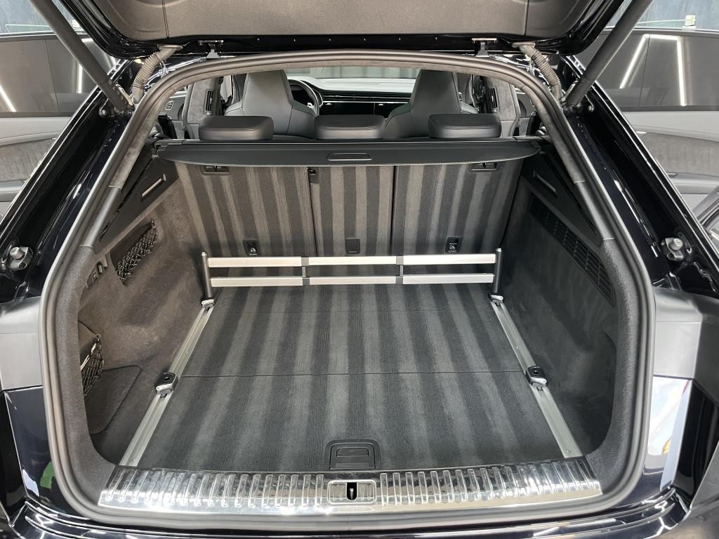 Audi RSQ8 SUV Full Carbon 441kw Automat