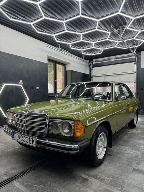 Mercedes 123 230E Limuzína 100kw Manuál
