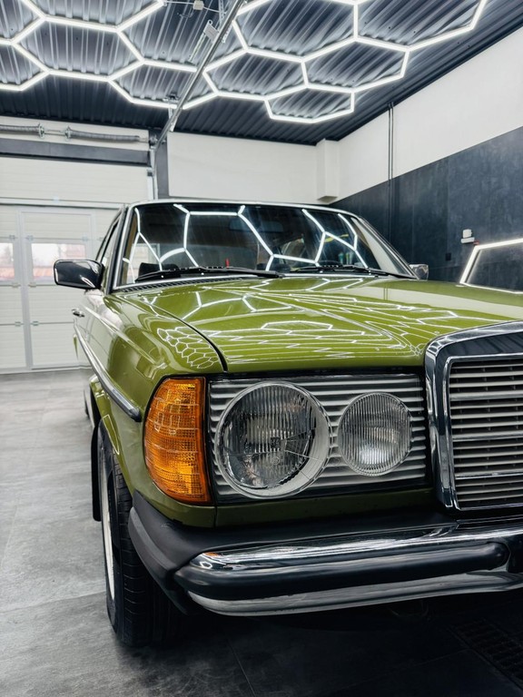 Mercedes 123 230E Limuzína 100kw Manuál