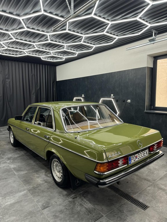 Mercedes 123 230E Limuzína 100kw Manuál