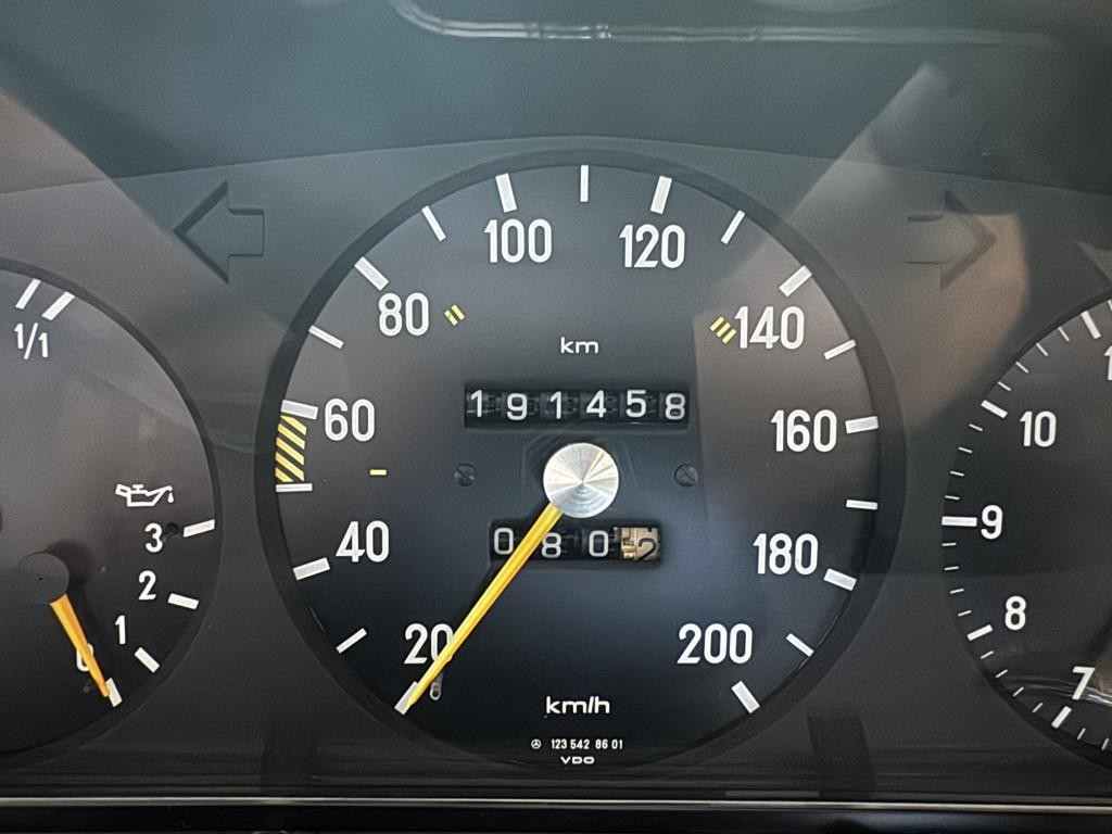 Mercedes 123 230E Limuzína 100kw Manuál