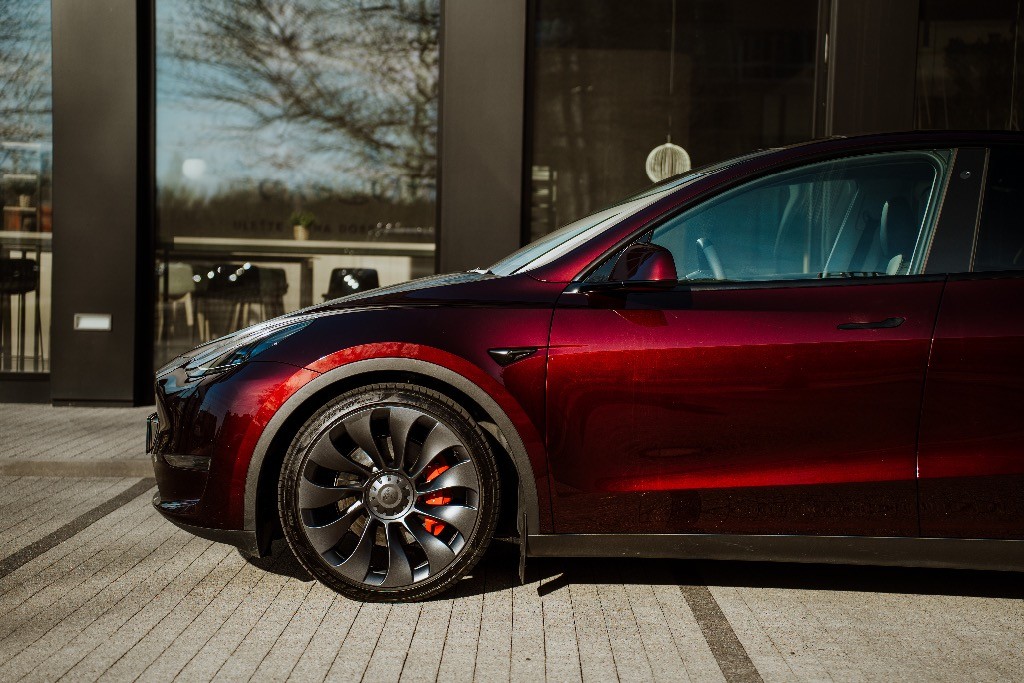Tesla Model Y Performance – Exkluzívna Midnight Cherry