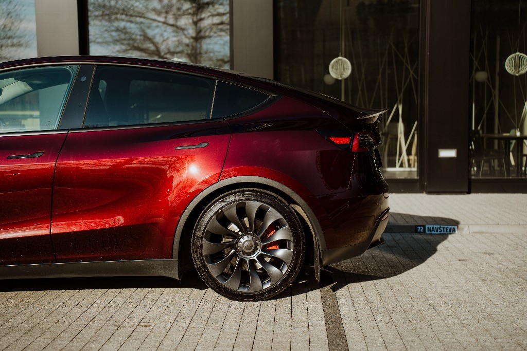 Tesla Model Y Performance – Exkluzívna Midnight Cherry